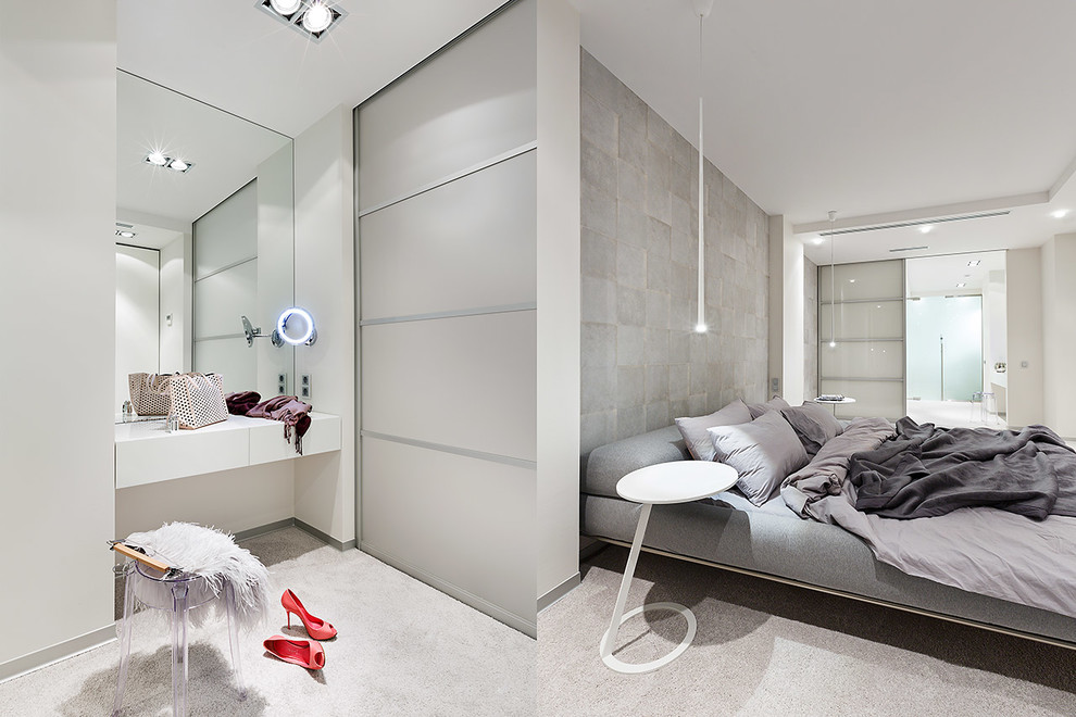 Источник вдохновения для домашнего уюта: большая хозяйская спальня в современном стиле с ковровым покрытием, белыми стенами и серым полом