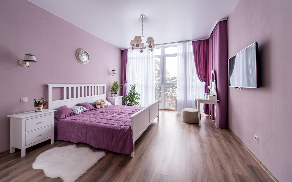 Inspiration för ett mellanstort vintage huvudsovrum, med rosa väggar och laminatgolv