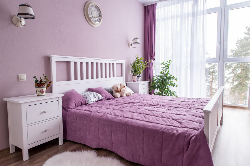 他の地域にある中くらいなトランジショナルスタイルのおしゃれな主寝室 (ピンクの壁、ラミネートの床、暖炉なし) のレイアウト