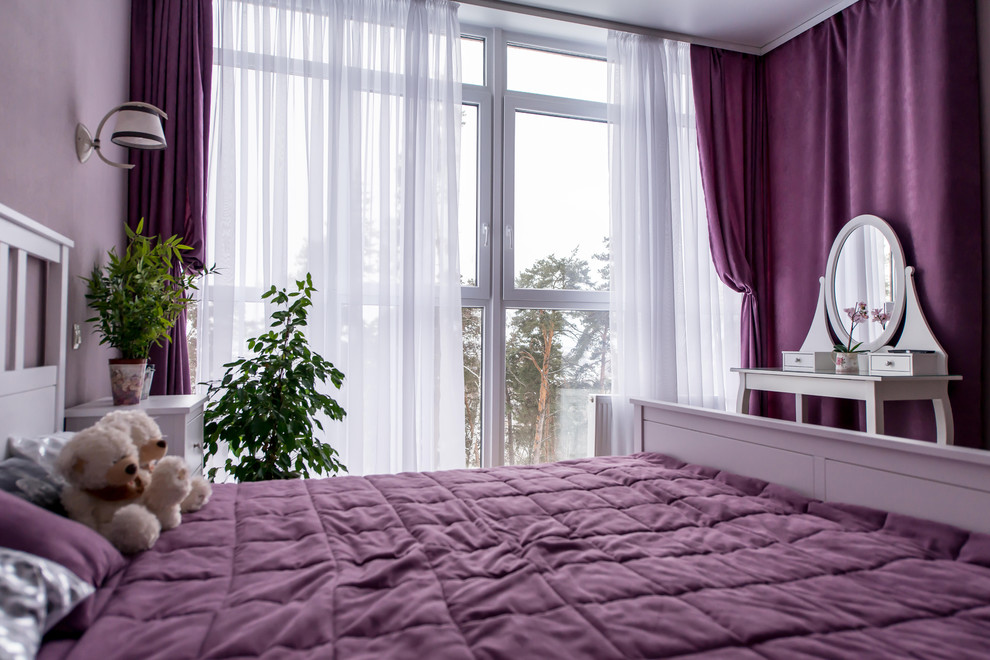 Идея дизайна: хозяйская спальня среднего размера в стиле неоклассика (современная классика) с розовыми стенами и полом из ламината без камина