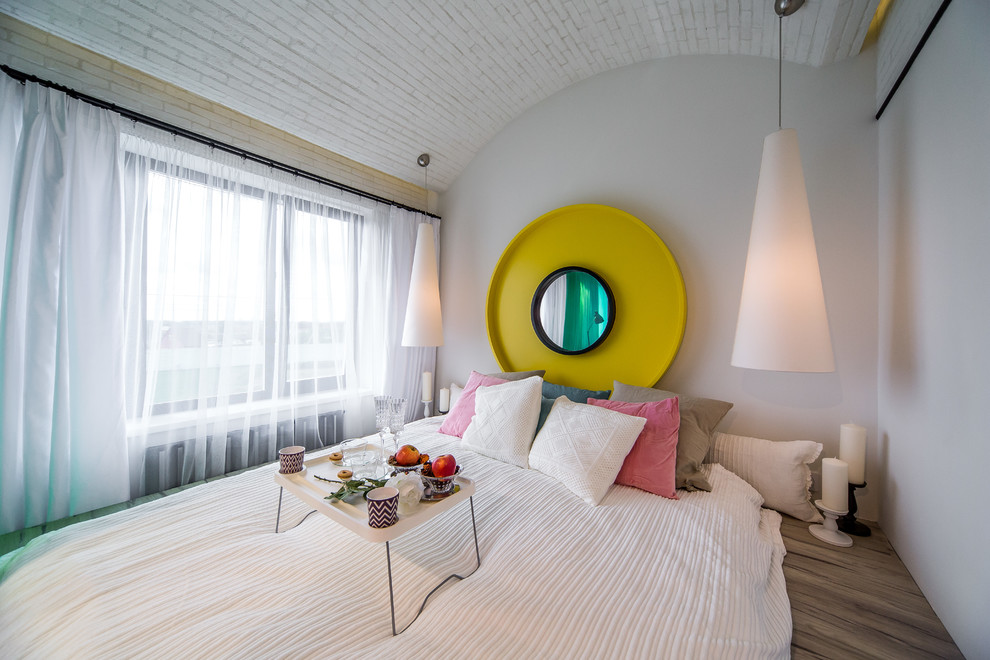 На фото: спальня в современном стиле с серыми стенами и кроватью в нише
