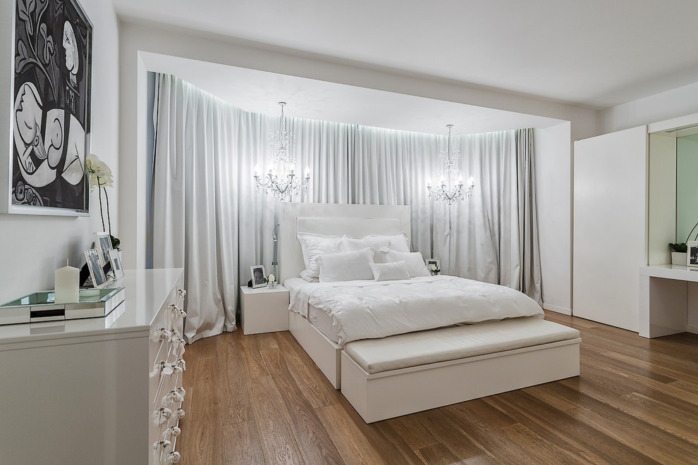 Modernes Hauptschlafzimmer mit weißer Wandfarbe und braunem Holzboden in Moskau