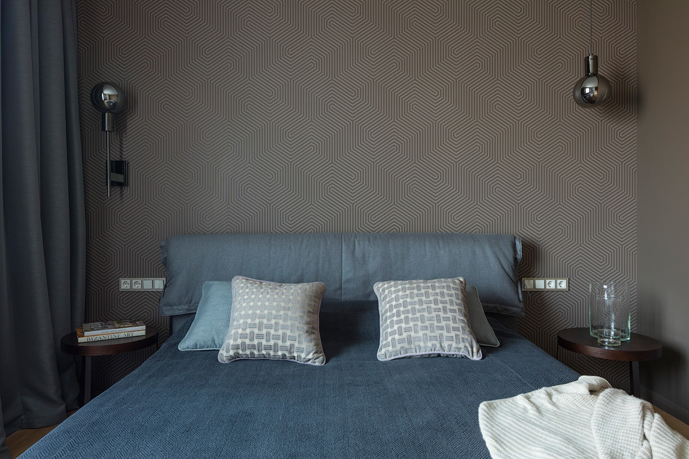 Ejemplo de dormitorio principal contemporáneo con paredes grises