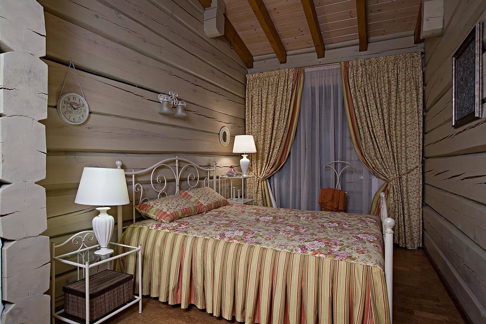 モスクワにある中くらいなカントリー風のおしゃれな客用寝室 (ベージュの壁、コルクフローリング、茶色い床) のインテリア