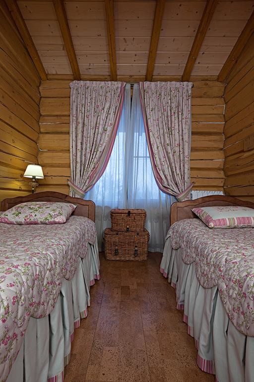 Свежая идея для дизайна: гостевая спальня среднего размера, (комната для гостей) в стиле кантри с бежевыми стенами, пробковым полом и коричневым полом - отличное фото интерьера
