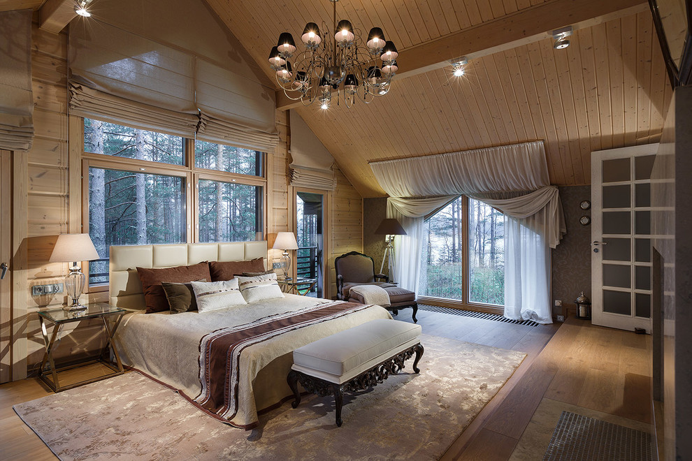 Foto de dormitorio principal tradicional con paredes marrones y suelo de madera en tonos medios
