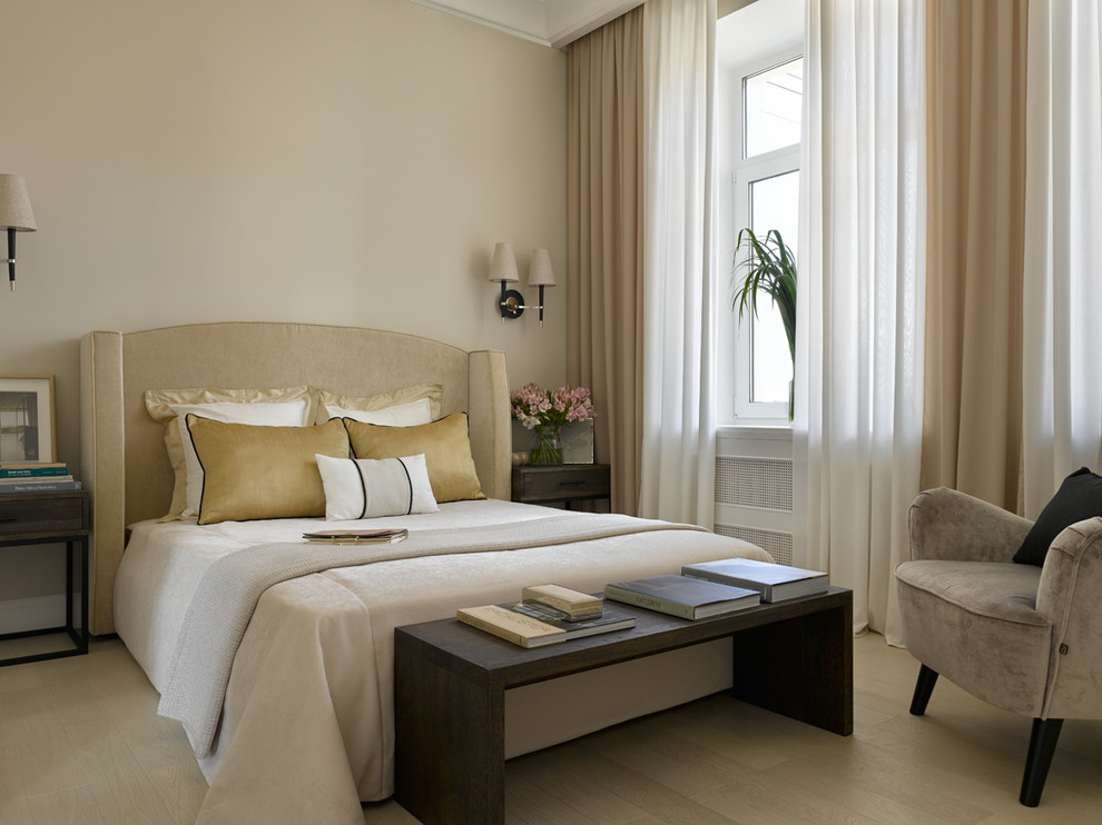 Modernes Hauptschlafzimmer mit beiger Wandfarbe, hellem Holzboden und beigem Boden in Moskau