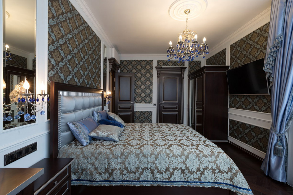 Ejemplo de dormitorio principal clásico grande con paredes marrones y suelo de madera en tonos medios