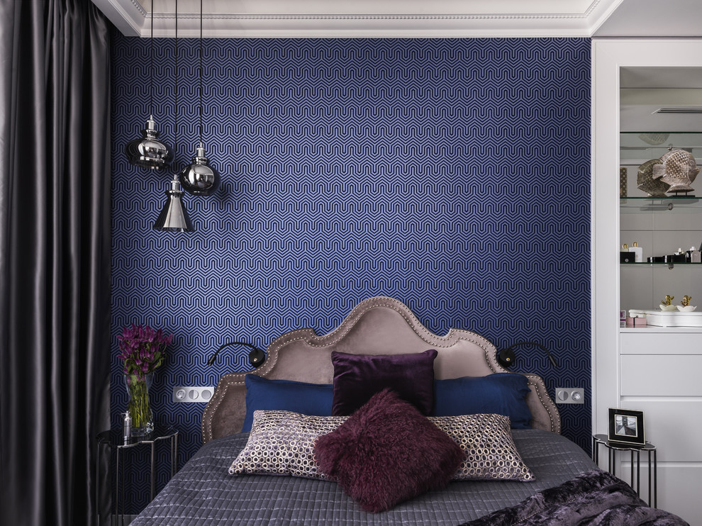 Стильный дизайн: хозяйская спальня среднего размера в стиле неоклассика (современная классика) с синими стенами - последний тренд