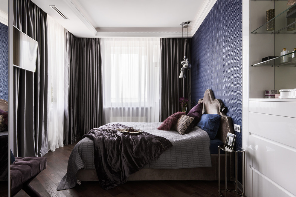 Aménagement d'une chambre parentale contemporaine de taille moyenne avec un mur bleu, parquet foncé et un sol marron.
