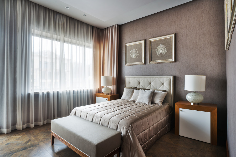 トランジショナルスタイルのおしゃれな寝室 (ベージュの壁、無垢フローリング、茶色い床) のインテリア