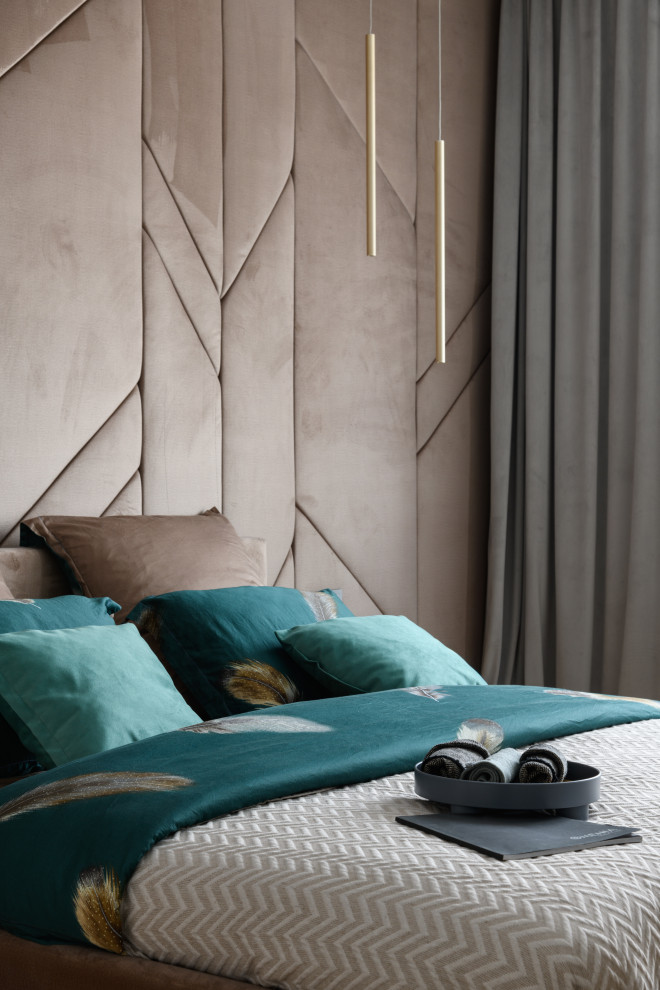 Пример оригинального дизайна: большая хозяйская спальня в современном стиле с серыми стенами и полом из ламината
