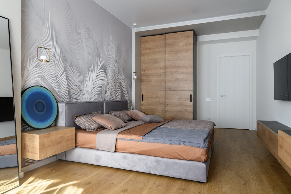 Свежая идея для дизайна: большая хозяйская спальня в современном стиле с серыми стенами и полом из ламината - отличное фото интерьера