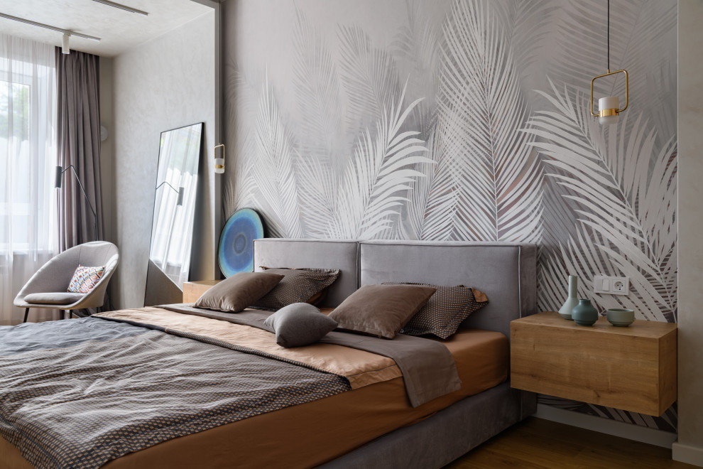 Стильный дизайн: большая хозяйская спальня в современном стиле с серыми стенами и полом из ламината - последний тренд