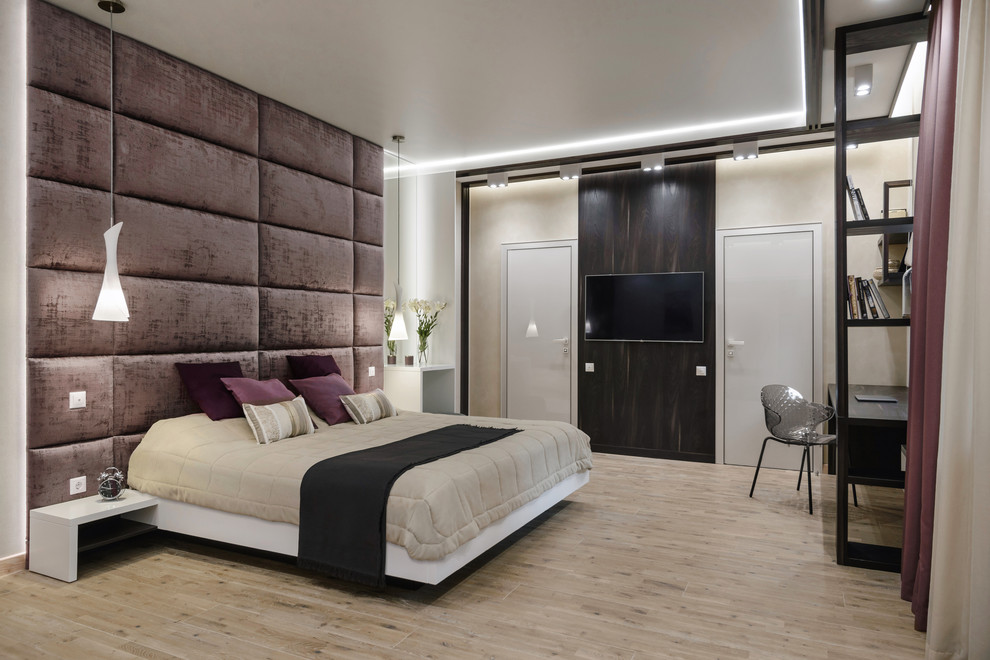 Пример оригинального дизайна: спальня в современном стиле с белыми стенами, светлым паркетным полом и коричневым полом без камина