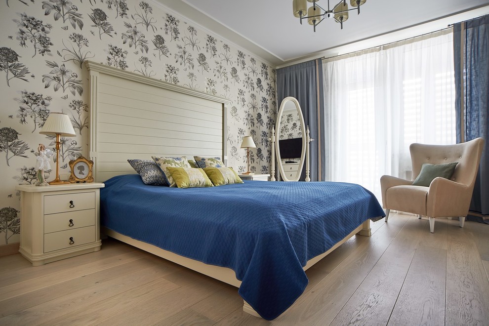 Идея дизайна: хозяйская спальня: освещение в стиле неоклассика (современная классика) с светлым паркетным полом, бежевым полом, серыми стенами и кроватью в нише