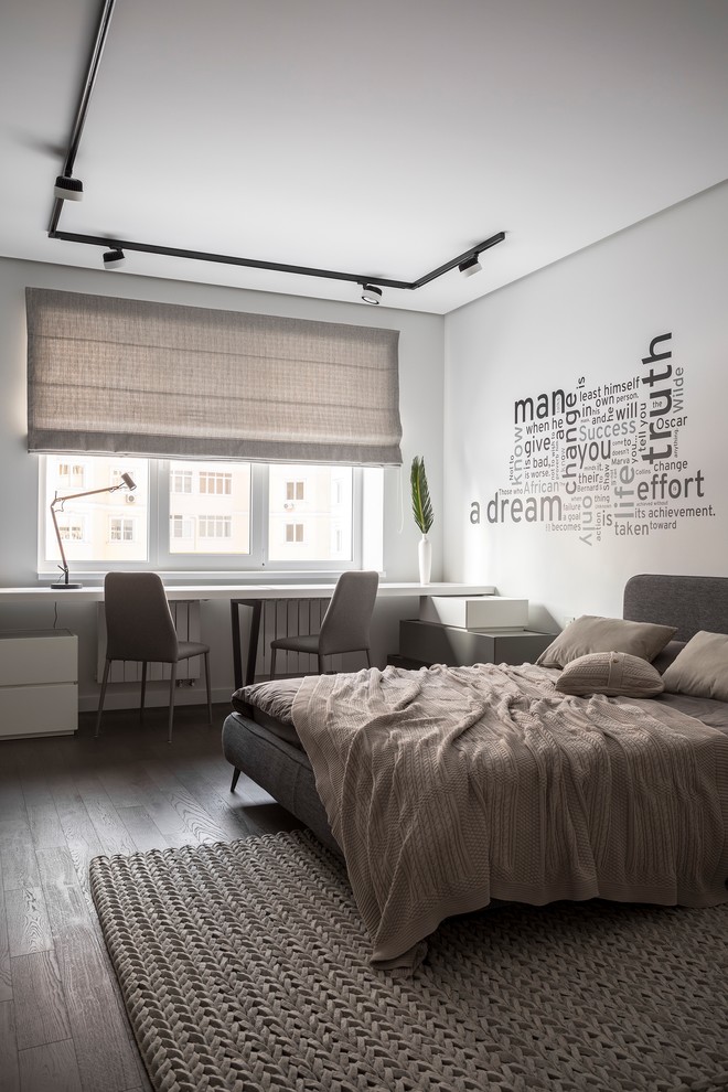 Diseño de dormitorio actual con paredes blancas, suelo de madera oscura y suelo marrón