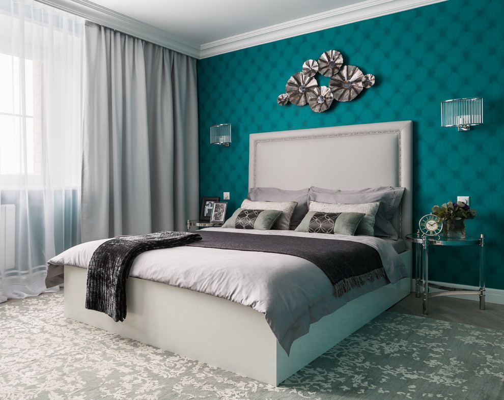Свежая идея для дизайна: спальня в стиле неоклассика (современная классика) с синими стенами, серым полом и тюлем - отличное фото интерьера
