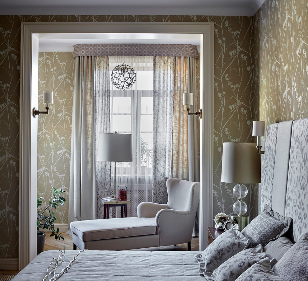 На фото: хозяйская спальня: освещение в современном стиле с бежевыми стенами с