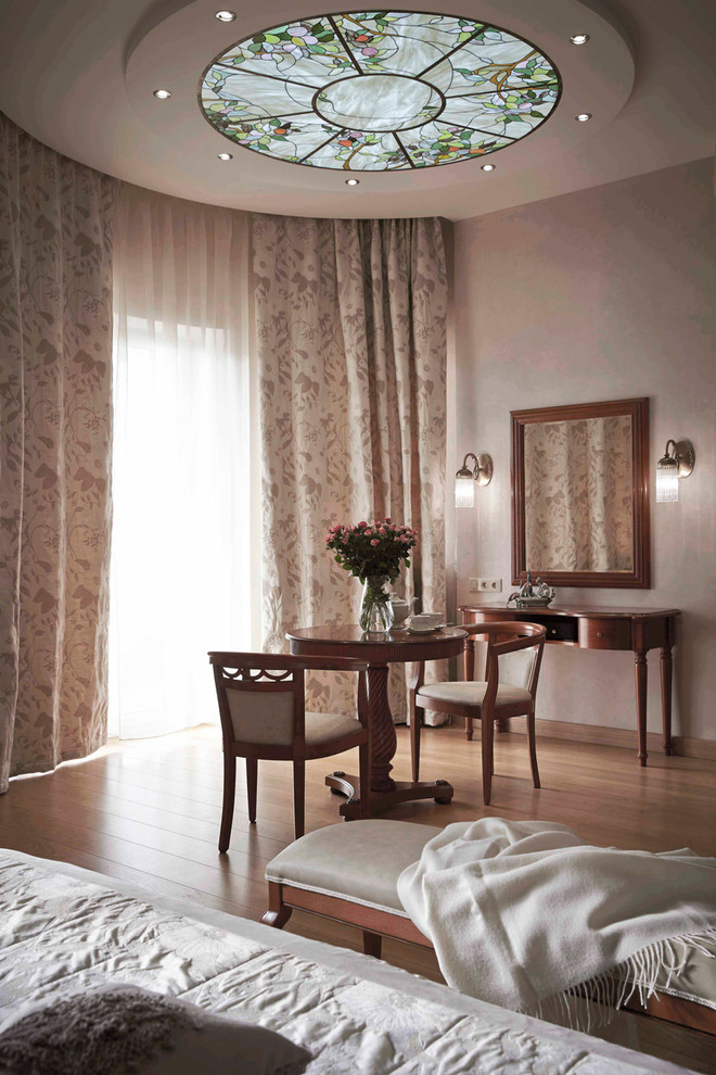 Пример оригинального дизайна: большая хозяйская спальня в стиле неоклассика (современная классика) с бежевыми стенами, паркетным полом среднего тона и коричневым полом