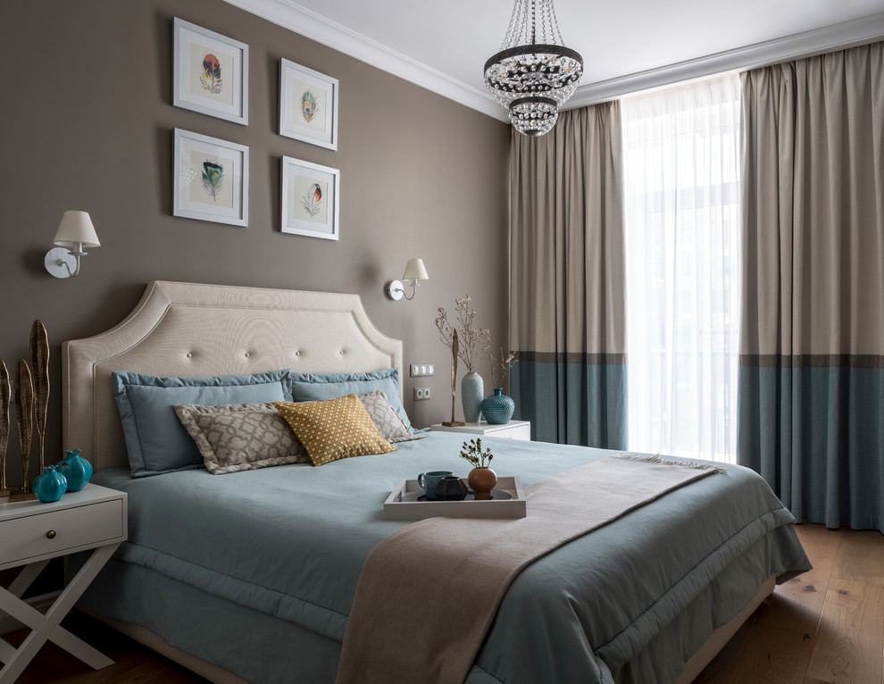 Diseño de dormitorio principal clásico renovado con suelo de madera en tonos medios, suelo marrón y paredes grises
