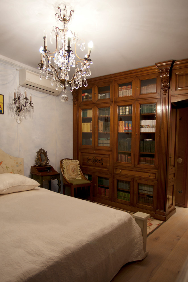 Foto de dormitorio principal retro de tamaño medio sin chimenea con suelo de madera en tonos medios y suelo beige