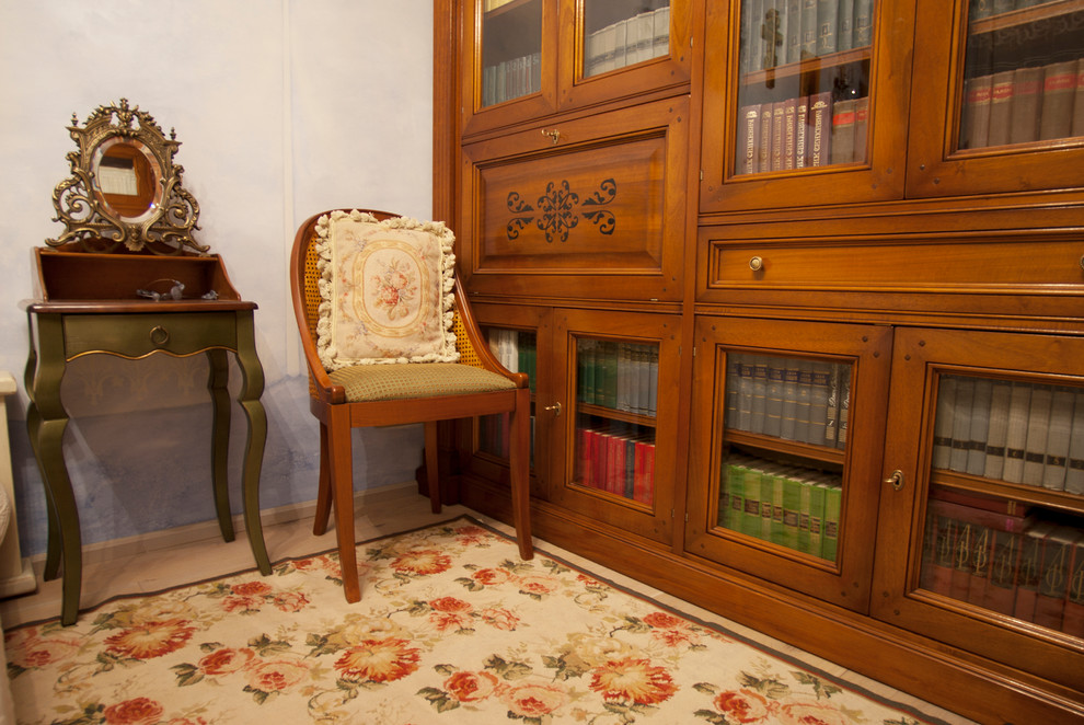 Immagine di una camera matrimoniale minimalista di medie dimensioni con pavimento in legno massello medio, nessun camino e pavimento beige