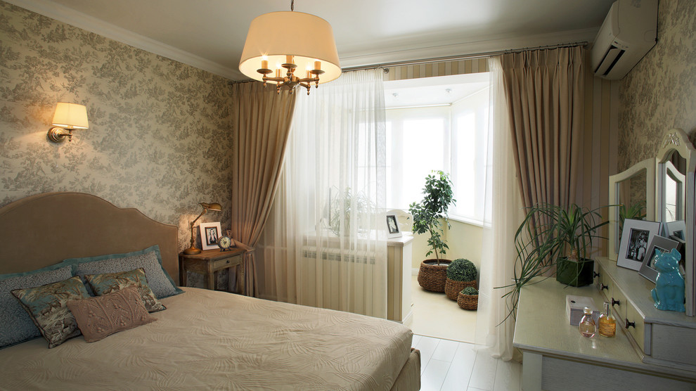 モスクワにある小さなシャビーシック調のおしゃれな主寝室 (ベージュの壁、淡色無垢フローリング、ベージュの床、暖炉なし) のインテリア