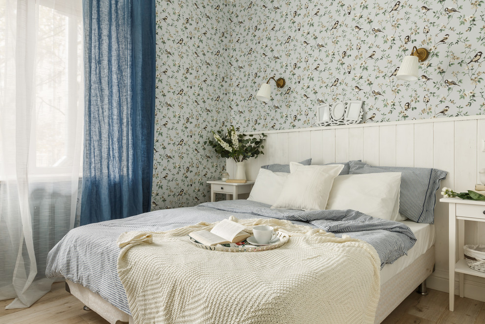 Идея дизайна: хозяйская спальня в скандинавском стиле с светлым паркетным полом, бежевым полом и синими шторами