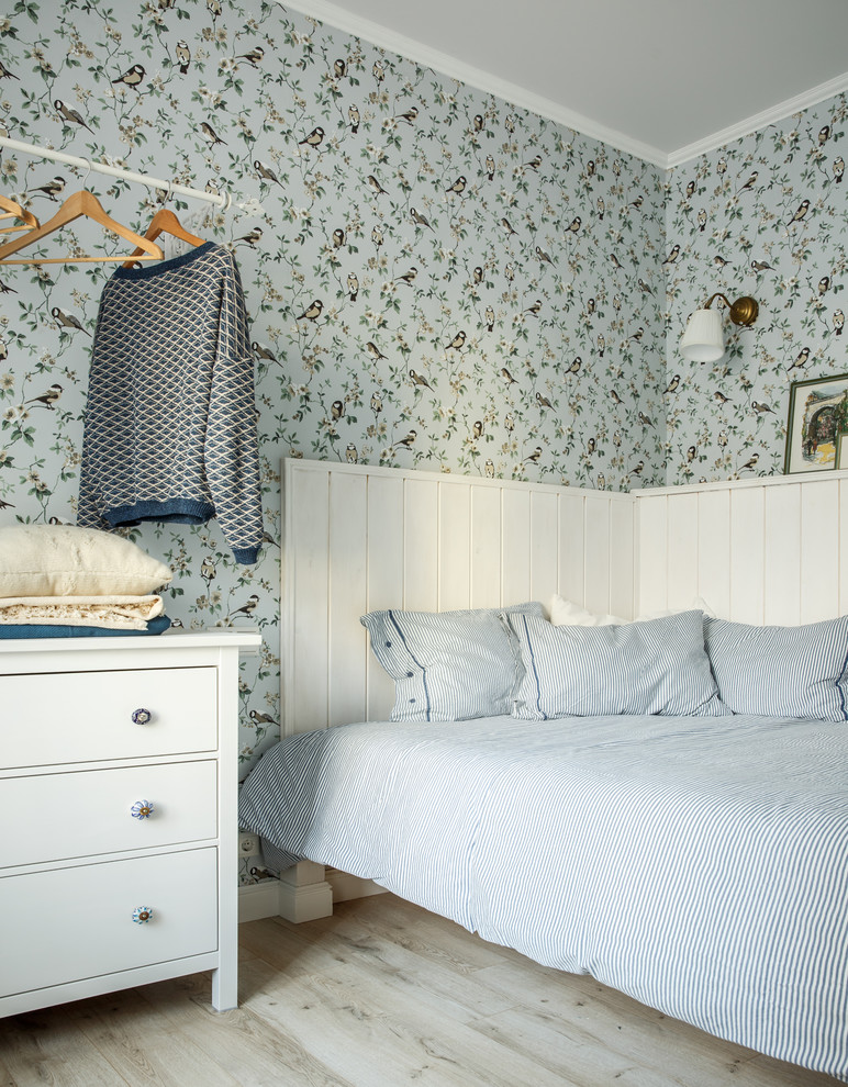 На фото: спальня в скандинавском стиле с светлым паркетным полом и бежевым полом