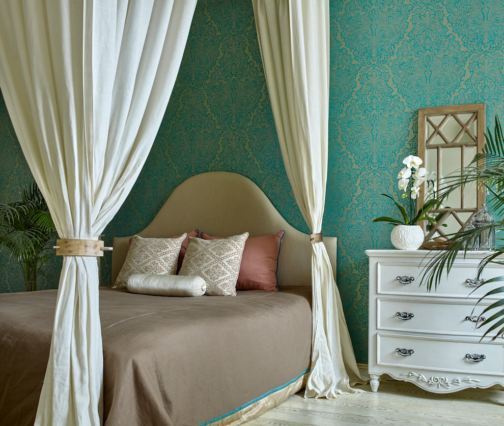 Imagen de dormitorio principal clásico con suelo de madera clara y suelo beige