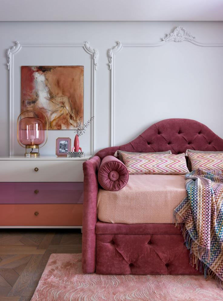 Ejemplo de habitación de invitados contemporánea sin chimenea con paredes blancas y suelo de madera en tonos medios