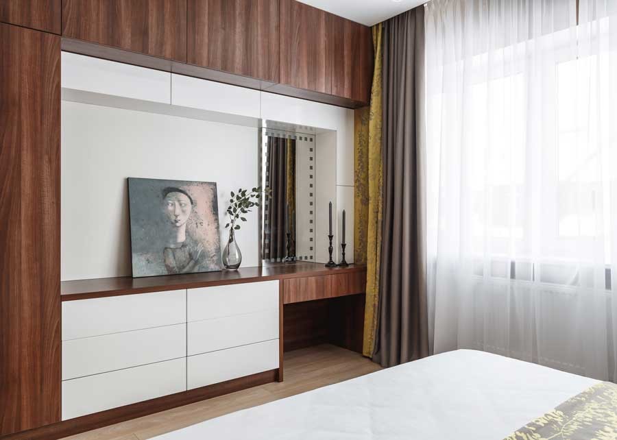 Imagen de dormitorio principal nórdico con paredes blancas, suelo de madera clara y suelo beige