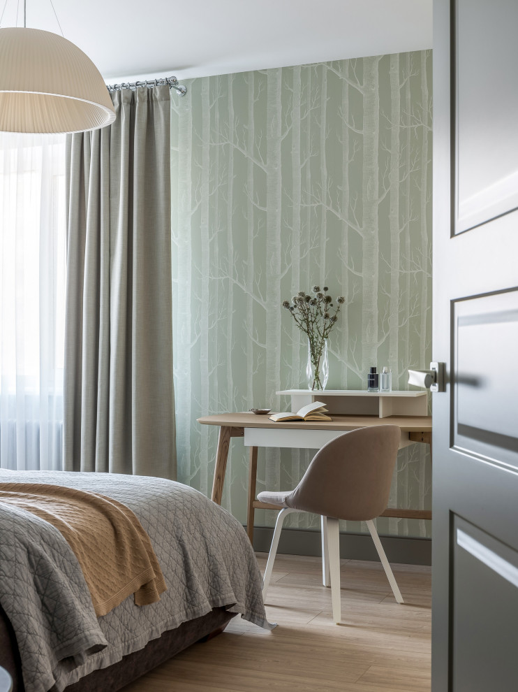 Идея дизайна: хозяйская спальня среднего размера в современном стиле с зелеными стенами, паркетным полом среднего тона и обоями на стенах