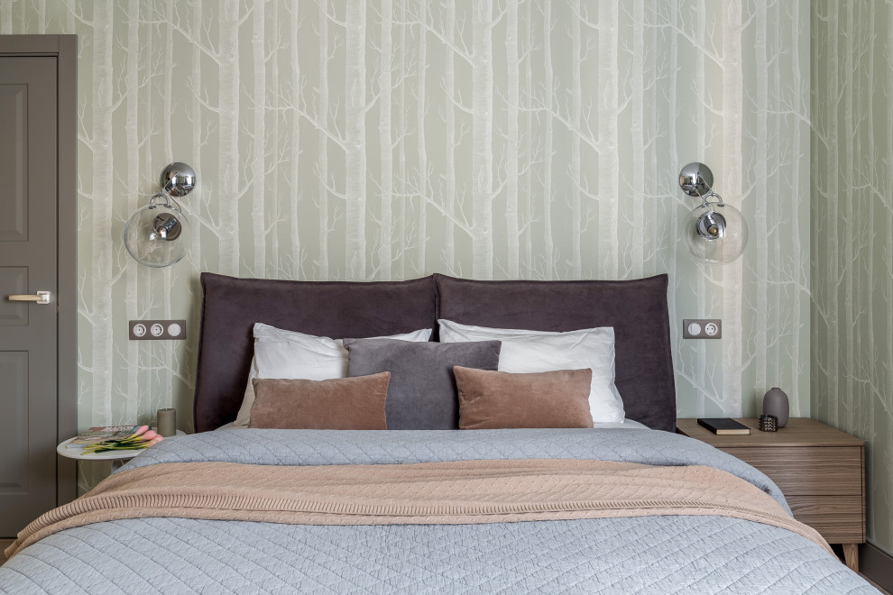 Свежая идея для дизайна: хозяйская спальня среднего размера в современном стиле с зелеными стенами и обоями на стенах - отличное фото интерьера