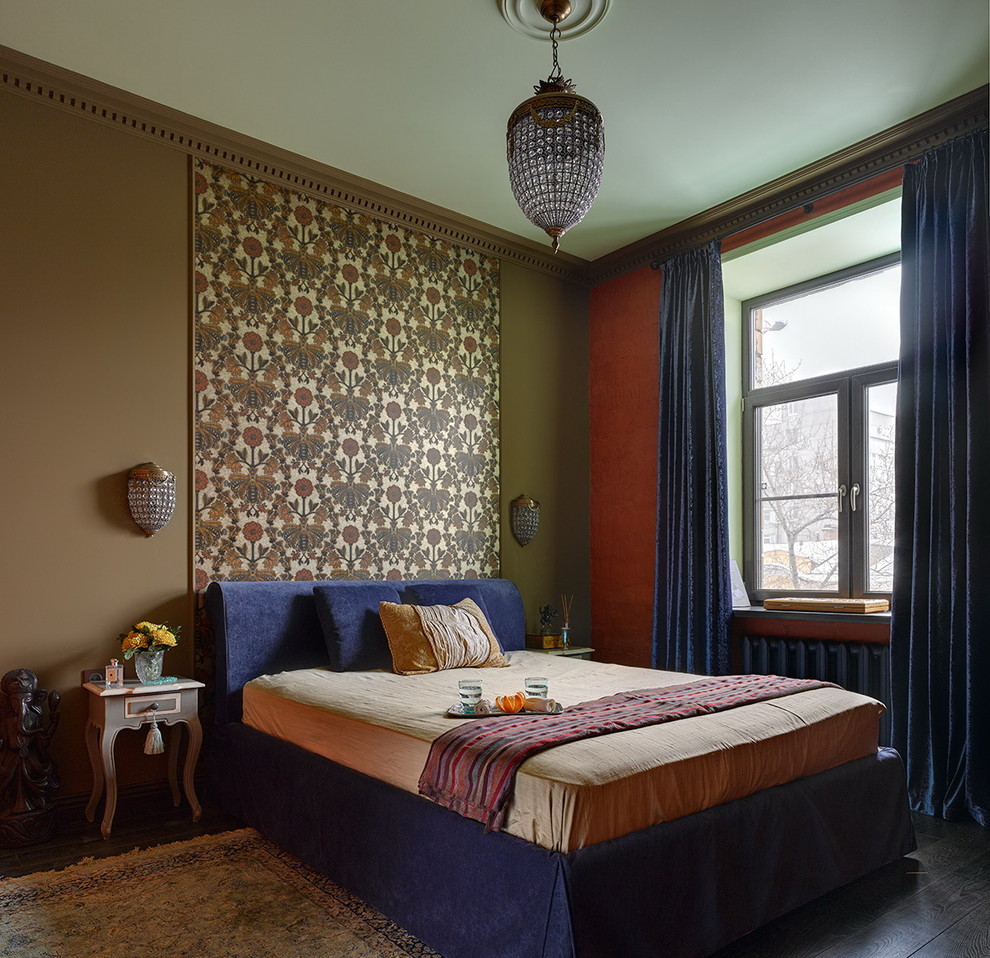 Modelo de dormitorio bohemio de tamaño medio sin chimenea con paredes marrones y suelo de madera oscura