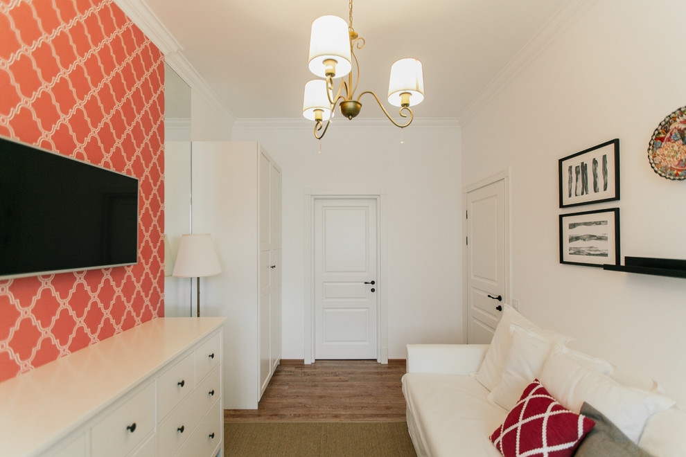 На фото: маленькая гостевая спальня (комната для гостей) в средиземноморском стиле с полом из ламината и белыми стенами для на участке и в саду