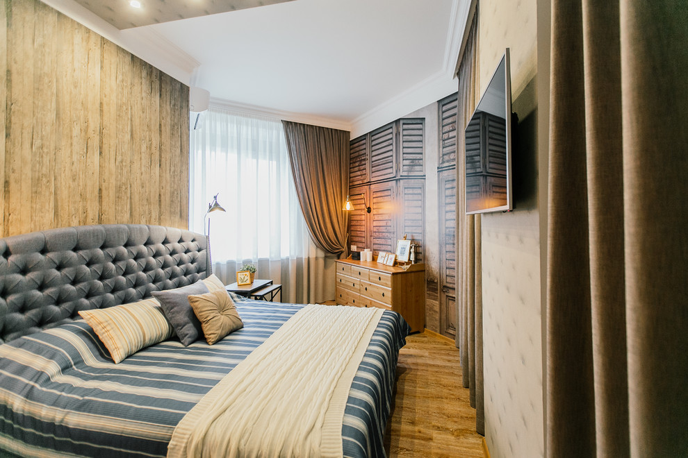 Kleines Mediterranes Hauptschlafzimmer mit Laminat und beigem Boden in Moskau