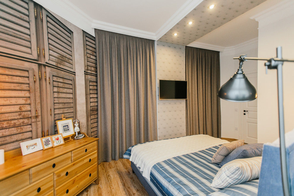 На фото: маленькая хозяйская спальня в средиземноморском стиле с полом из ламината и белыми стенами для на участке и в саду с