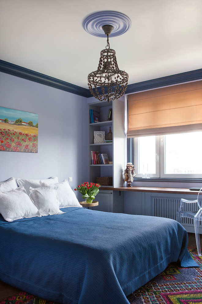 Идея дизайна: хозяйская спальня в стиле неоклассика (современная классика) с фиолетовыми стенами, ковровым покрытием и разноцветным полом