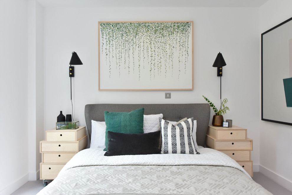 Foto de dormitorio actual con paredes blancas y suelo gris