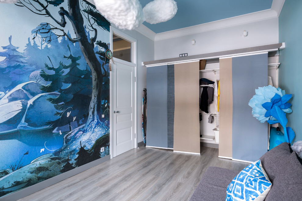 Idee per una camera da letto contemporanea con pavimento in legno massello medio e pavimento marrone