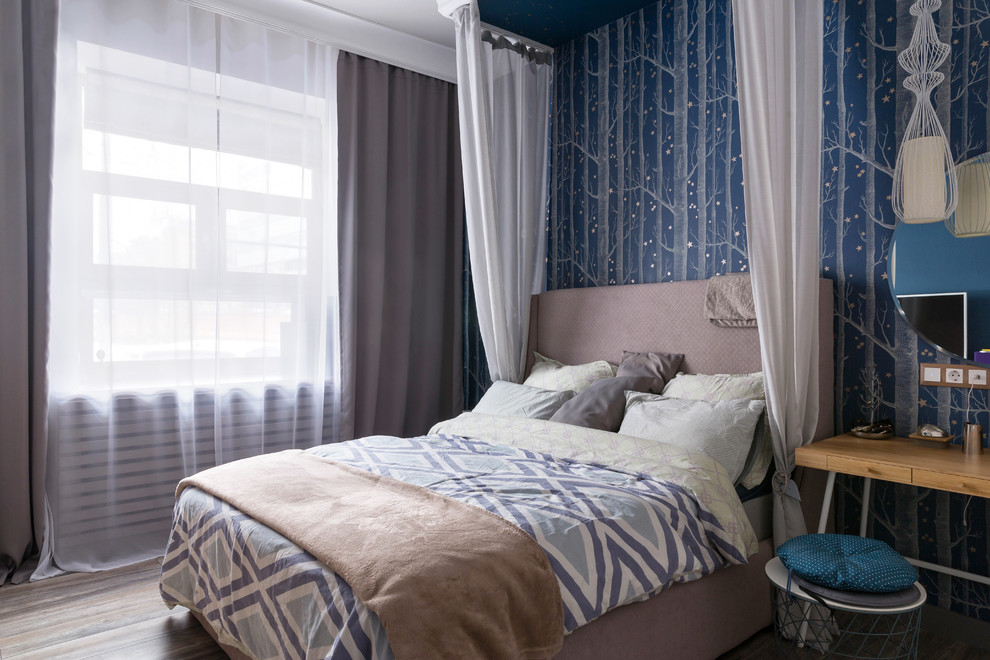 На фото: спальня в современном стиле с синими стенами, паркетным полом среднего тона и коричневым полом
