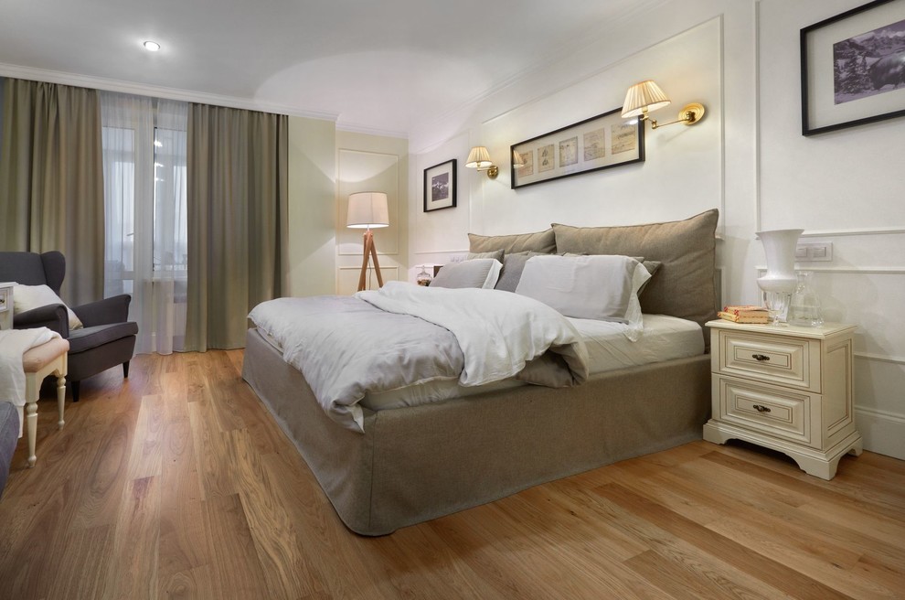 Modernes Hauptschlafzimmer mit weißer Wandfarbe und braunem Holzboden in Jekaterinburg