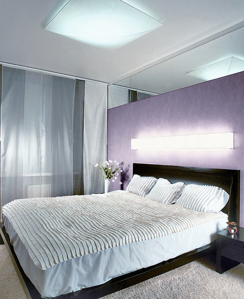 Esempio di una camera matrimoniale design di medie dimensioni con pareti viola e moquette
