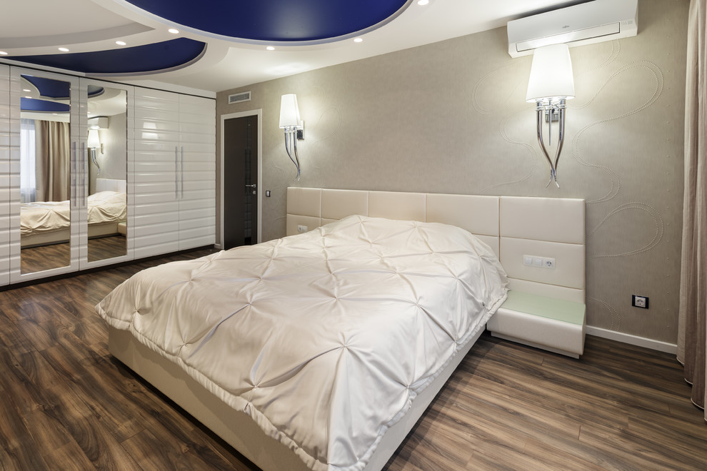 Großes Modernes Hauptschlafzimmer mit beiger Wandfarbe, Laminat und braunem Boden in Sonstige