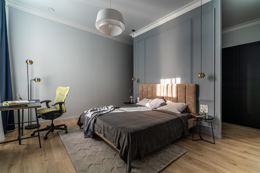 На фото: хозяйская спальня среднего размера в скандинавском стиле с серыми стенами, паркетным полом среднего тона, коричневым полом и обоями на стенах без камина с