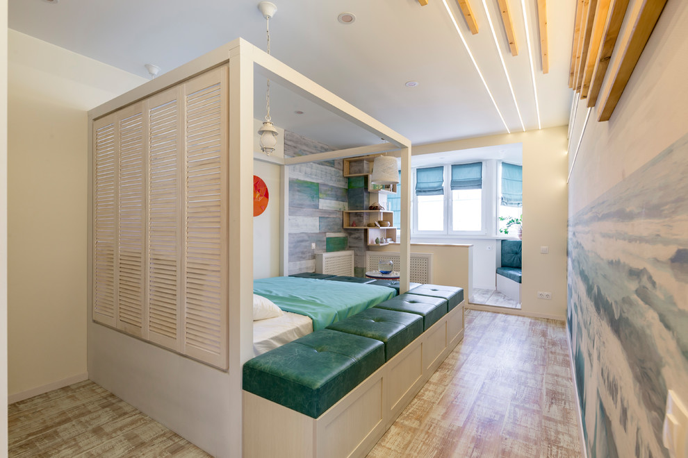 Immagine di una camera da letto bohémian con pavimento in sughero