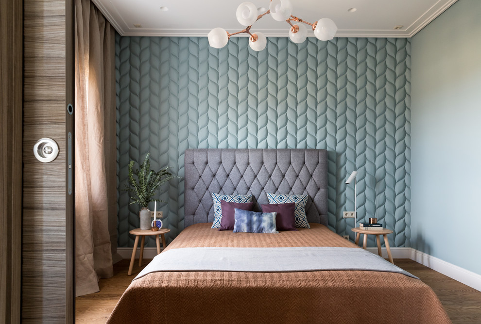 Imagen de dormitorio principal actual sin chimenea con paredes azules y suelo de madera en tonos medios