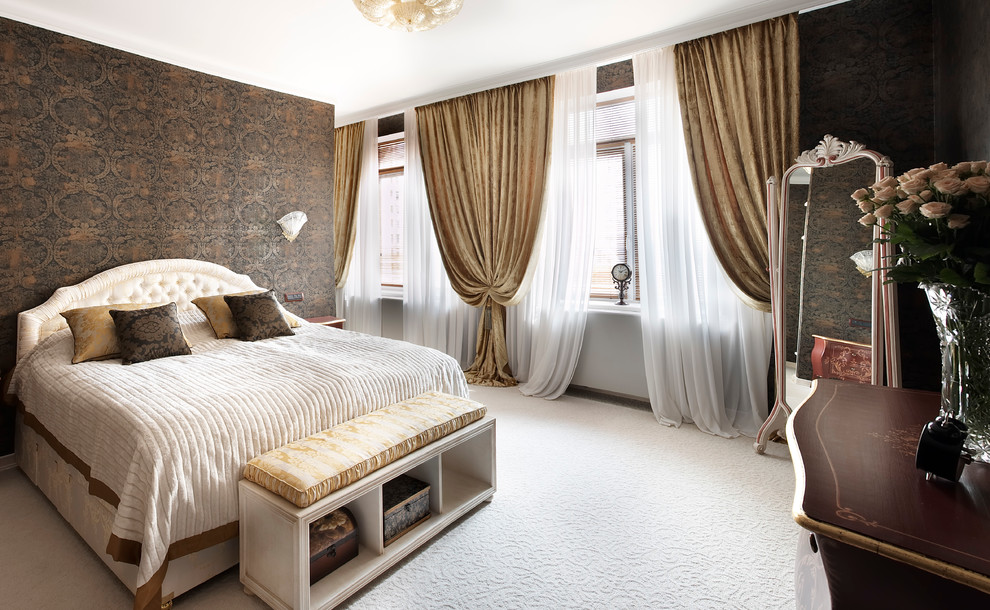 На фото: хозяйская спальня среднего размера в классическом стиле с коричневыми стенами и ковровым покрытием с